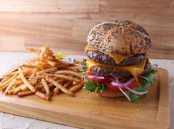 ハンバーガー ボリュームたっぷり！国産牛Wパティハンバーガーが登場！！ | ザ